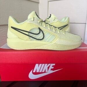 SIZE 10 - NIKE SABRINA 1 EXCLAMAT! ON W